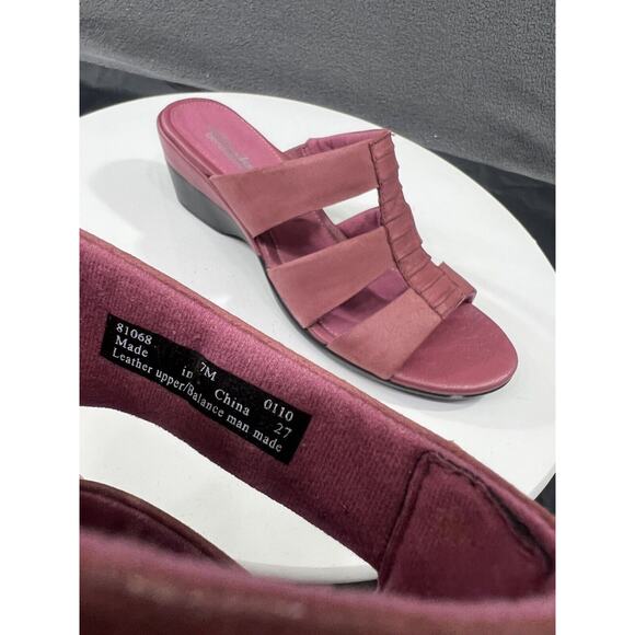 Clarks Strappy Slip On Sandals Women Size 7 Rose Mauve Leather Low Heel Comfort - Picture 12 of 15